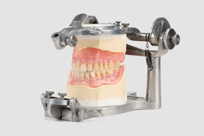 Non-arcon Dental Articulator and Complete Set of Dentures